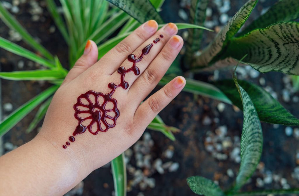 Do you like to apply henna (mehendi)? If so, whether in a simple  traditional way (just with dots) or with intricate design? - Quora