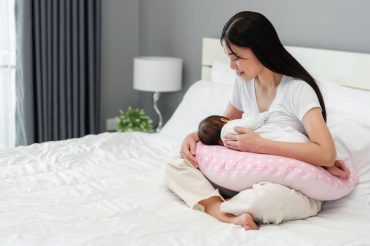 mother-nursing-pillow