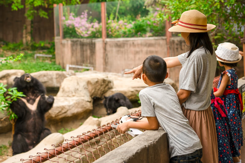 family-at-zoo