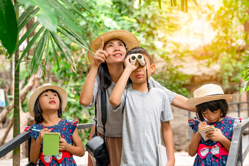 family-learning-at-zoo