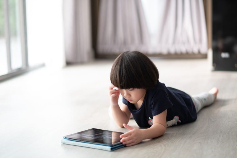 kid-with-ipad