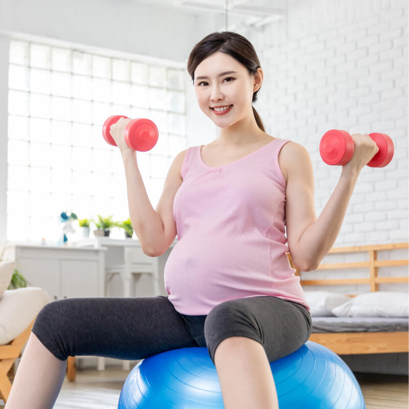 pregnant lady exercising in her third trimester