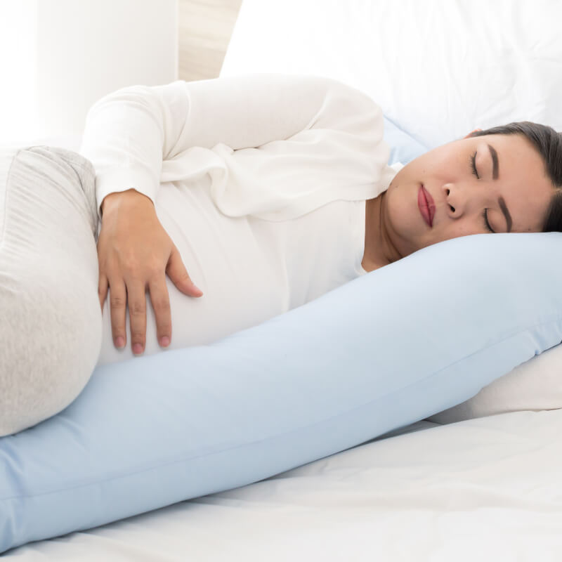 pregnant lady using pregnant pillow