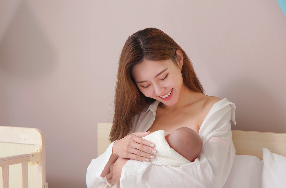 breastfeed-mum