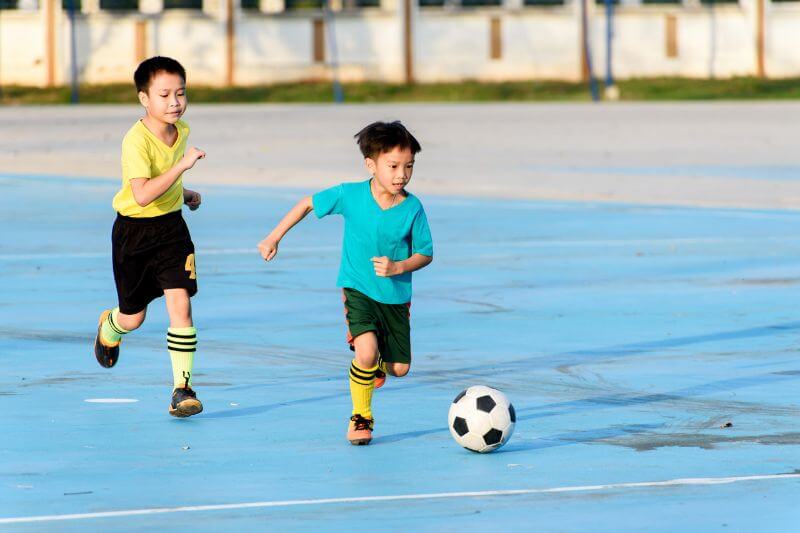 kids-playing-football