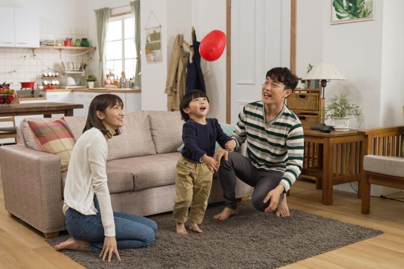 family-playing-with-balloon