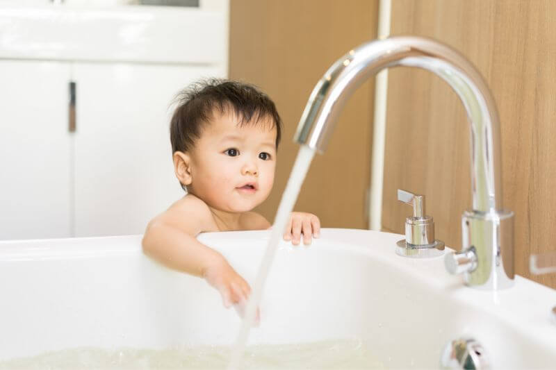 toddler-by-bathtub