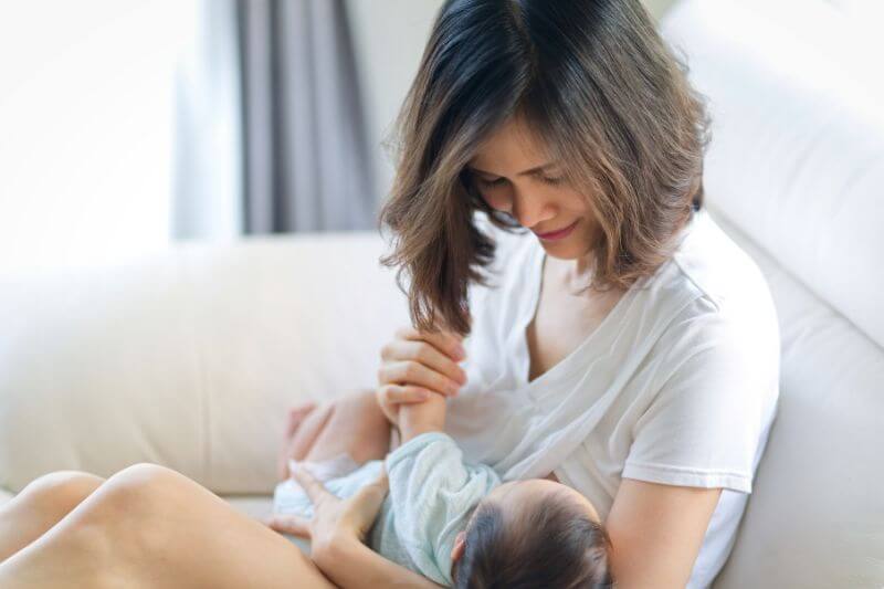 mum-breastfeeding