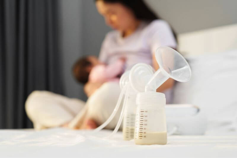 breastfeed-pumping