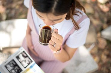 pregnant-woman-drinks-caffeine