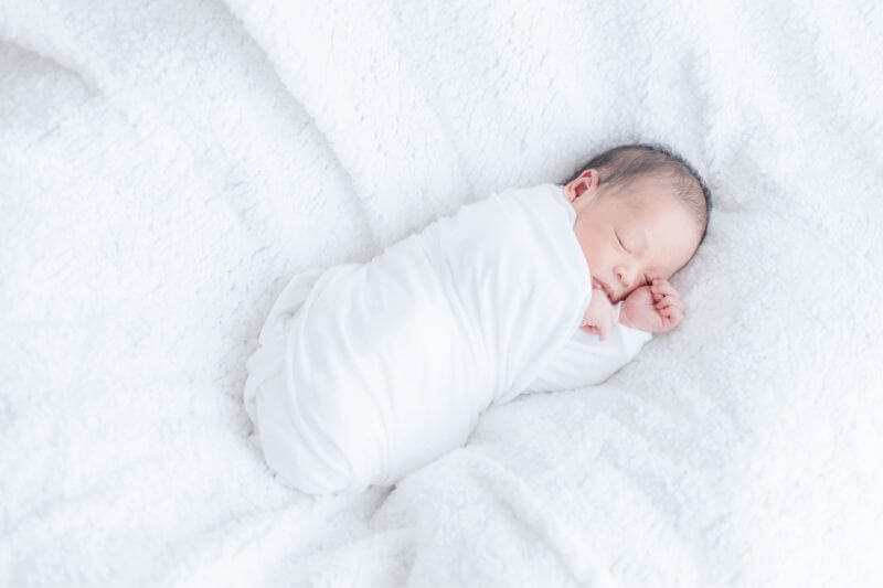 baby-sleeping-in-swaddle