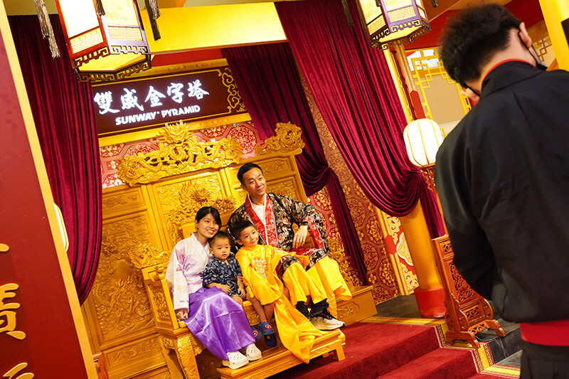 Photo-Taking-inside-Dragon's-Blessing-Majestic-Palace-at-LG2-Orange-Concourse