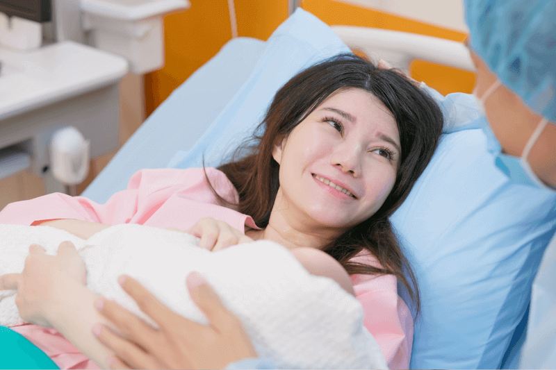 pregnant mum in delivery room