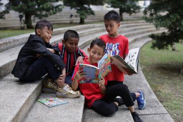 Projek-Bacabaca-students-reading-by-TAYLOR'S-UNIVERSITY-Lakeside