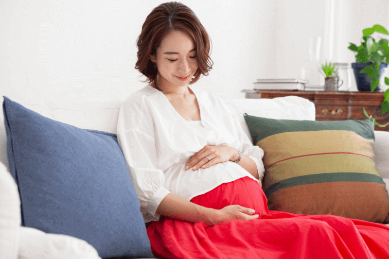 pregnant mum holding stomach