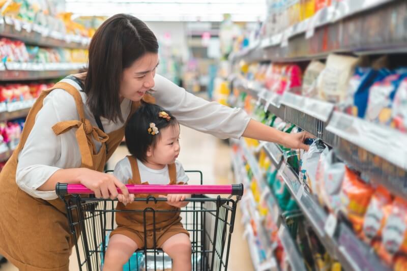 mother daughter shopping