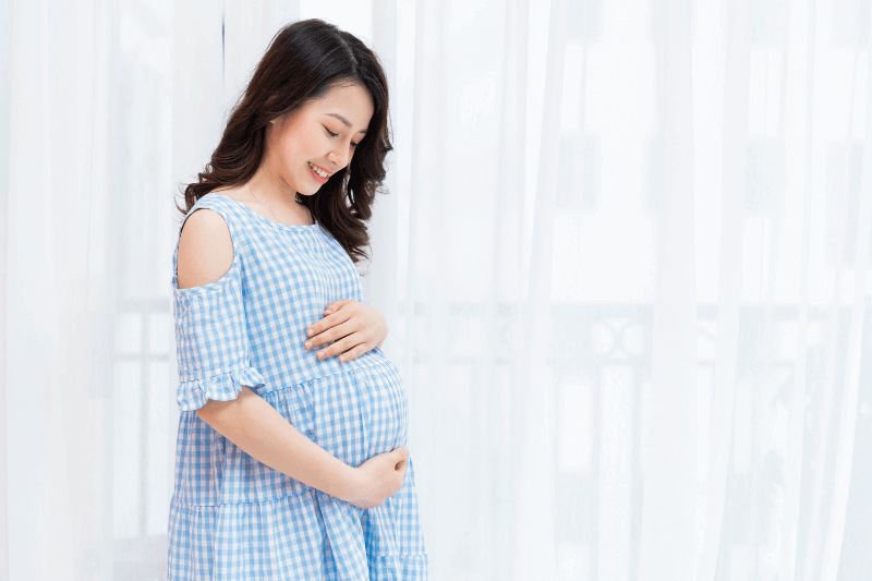 pregnant mum holding belly