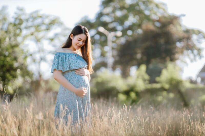 woman in sun enjoying healthy pregnancy