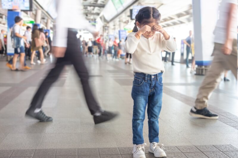 young child lost crying in mall