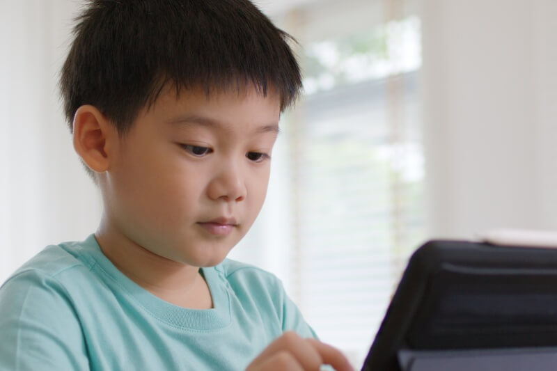 young asian toddler screen time e learning