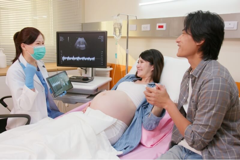 couples doing ultrasound for pregnancy 