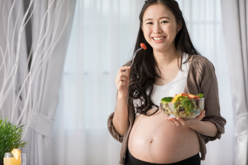 pregnant woman eating healthy