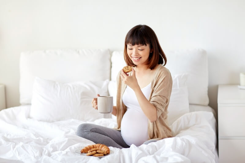 pregnant woman drinking coffee