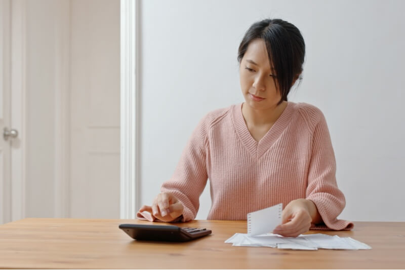 woman calculating expenses