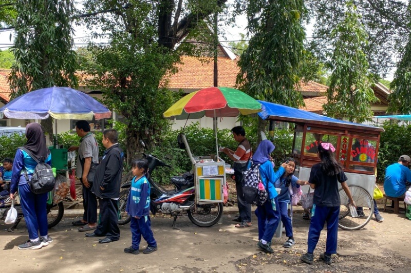 outdoor vendor near schools