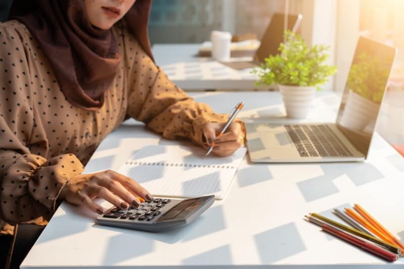 woman planning budget for expenses 