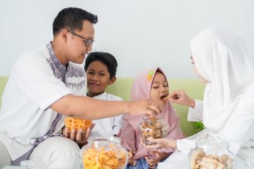 family enjoying raya cookies together