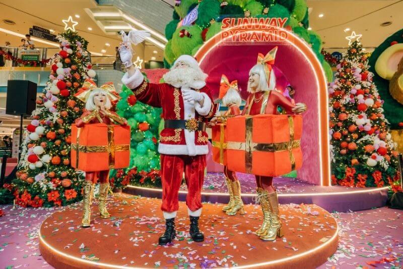 Sunway Pyramid Cozy Cozy Christmas Santa Clause Appearance