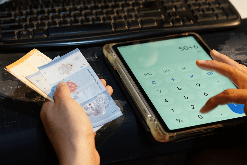 Malaysia seller calculating profit after close stall