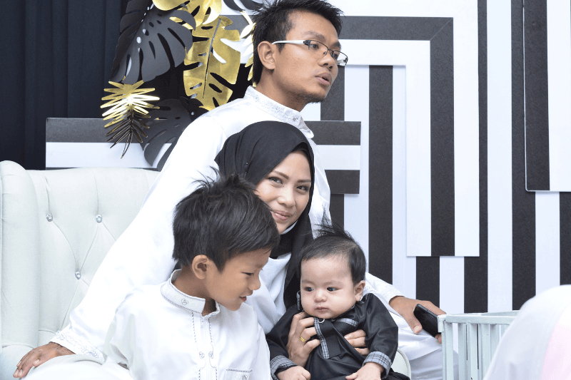 family celebrating hari raya aidilfitri