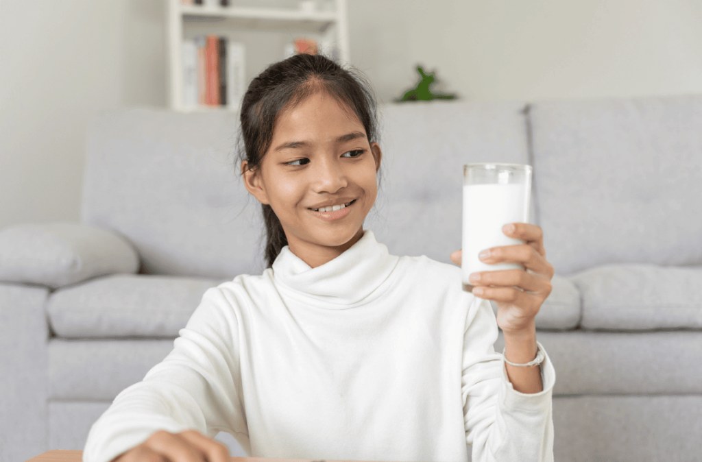 children women drink milk to nourish the body and nourish the brain.