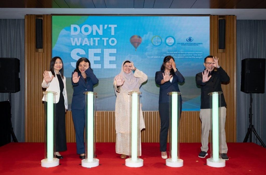 medical doctors on stage with aim to fight retinal diseases