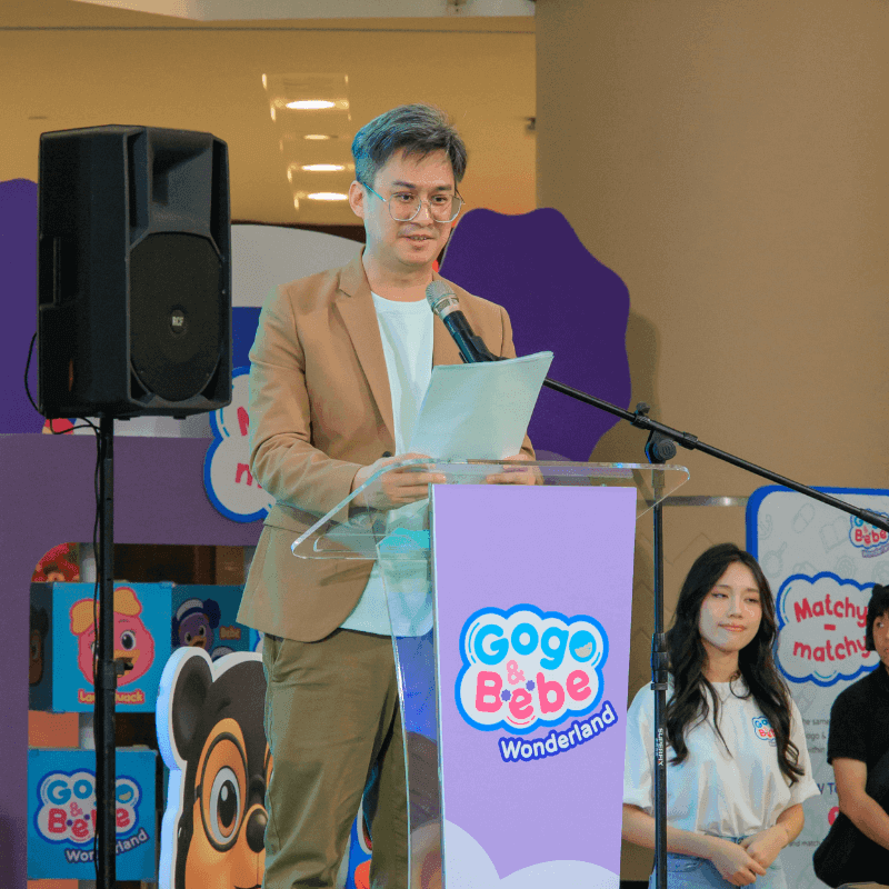 Gogo & Bebe Wonderland man giving speech