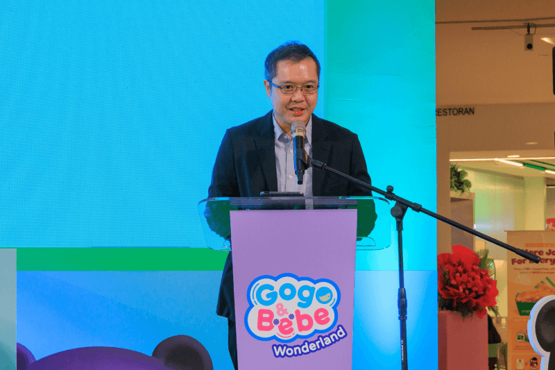 Gogo & Bebe Wonderland man giving speech