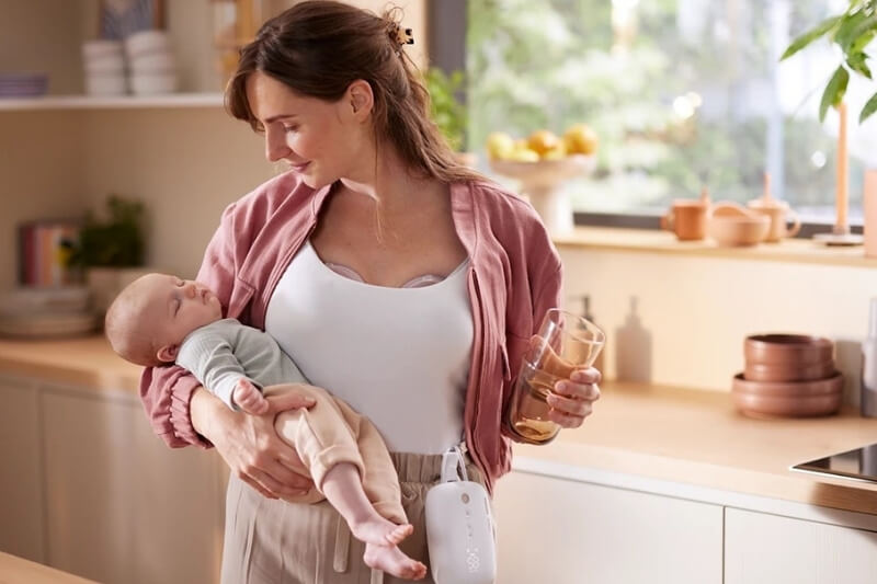 mum using pump for breastfeeding wireless pump 