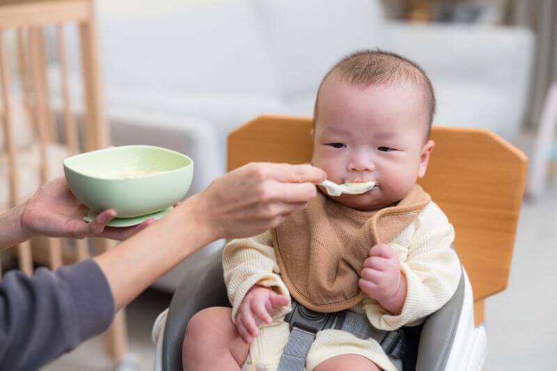 Feeding baby with mash at home
