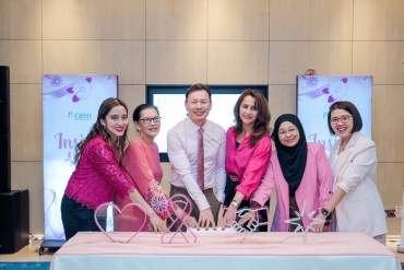 Specialists at the light box moment during “Inside Her Story”, representing courage, awareness, support and hope in the breast cancer journey.