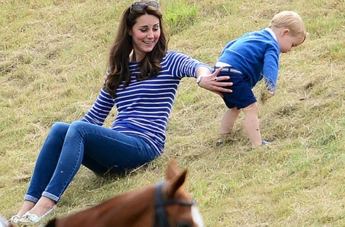 Кейт миддлтон фотошоп с детьми. Кейт Мидлтон воспитание детей. Princess Charlotte of Cambridge 2019. Кейт Миддлтон в рубашке в полоску. Вильям поссорил Кейт с мамой.