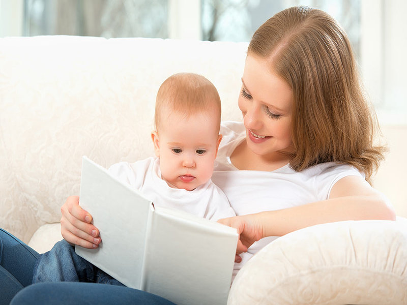 galakkan ibu membaca pada bayinya