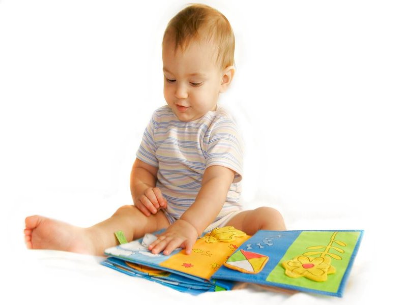 bayi membaca buku
