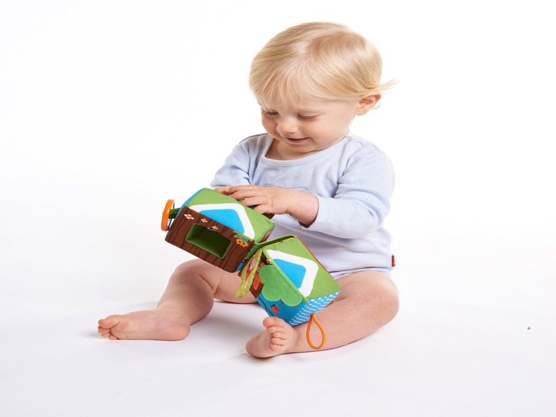 bayi bermain dengan cube lembut