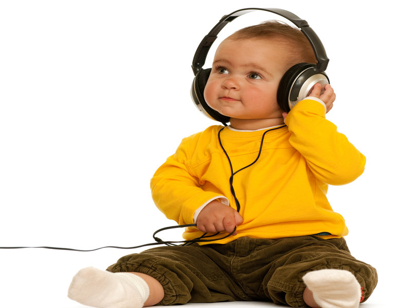 bayi mendengar muzik