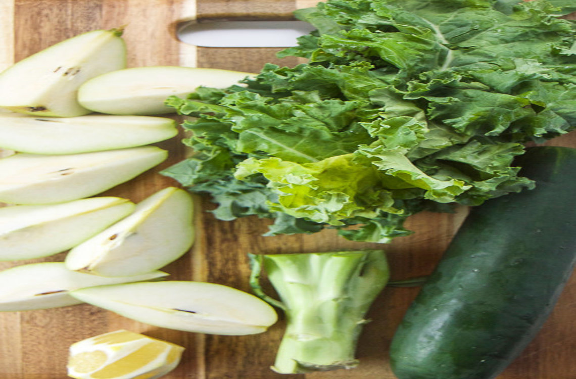 Kale, quartered apples, dan cucumber