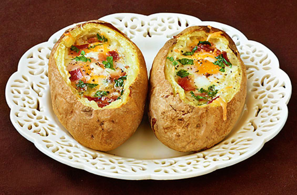 BAKED EGGS AND BACON IN POTATO BOWLS