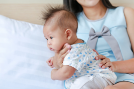 ibu sedang sendawakan bayi lepas makan