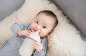 anak minum susu